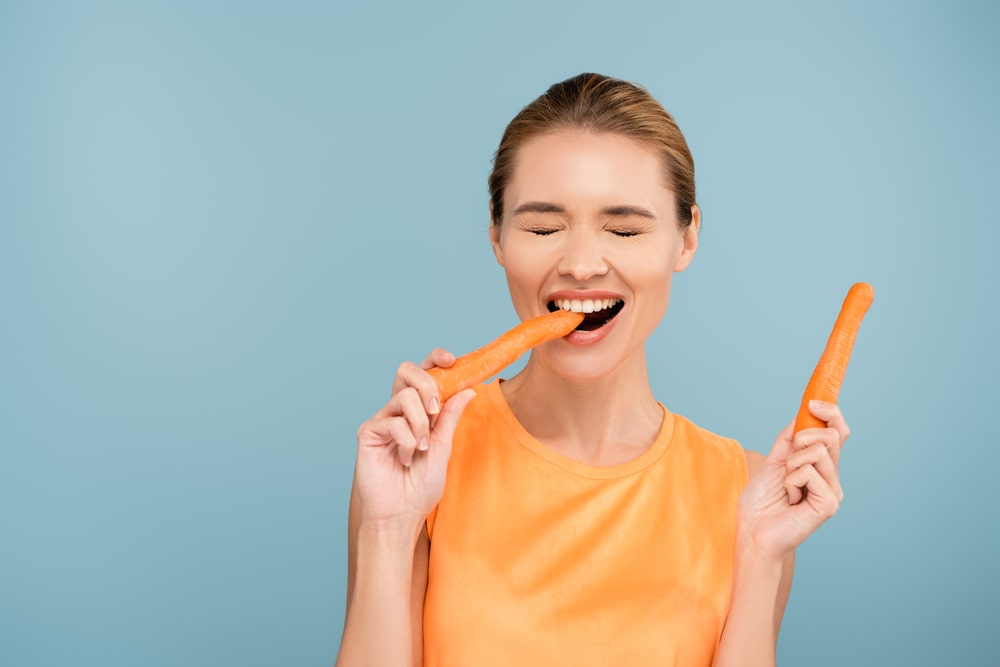 Manger des carottes, un légume croquant, aide à combattre la mauvaise haleine