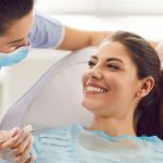 Les hormones dans le corps des femmes ont un impact sur leur santé buccodentaire