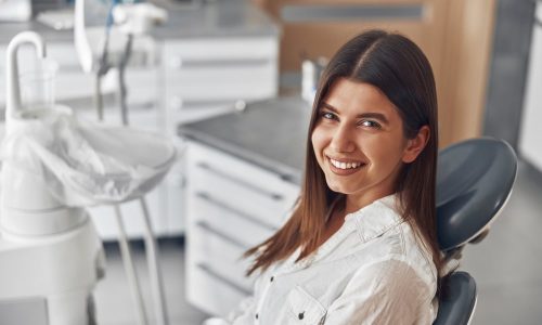 Une femme visite le dentiste pour un soin dentaire esthétique