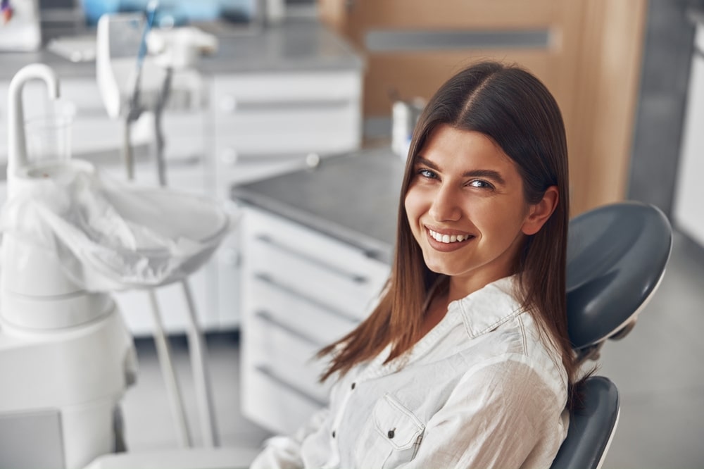 Une femme visite le dentiste pour un soin dentaire esthétique
