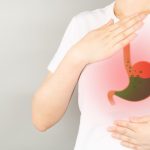 Concept représentant le reflux gastrique chez une femme