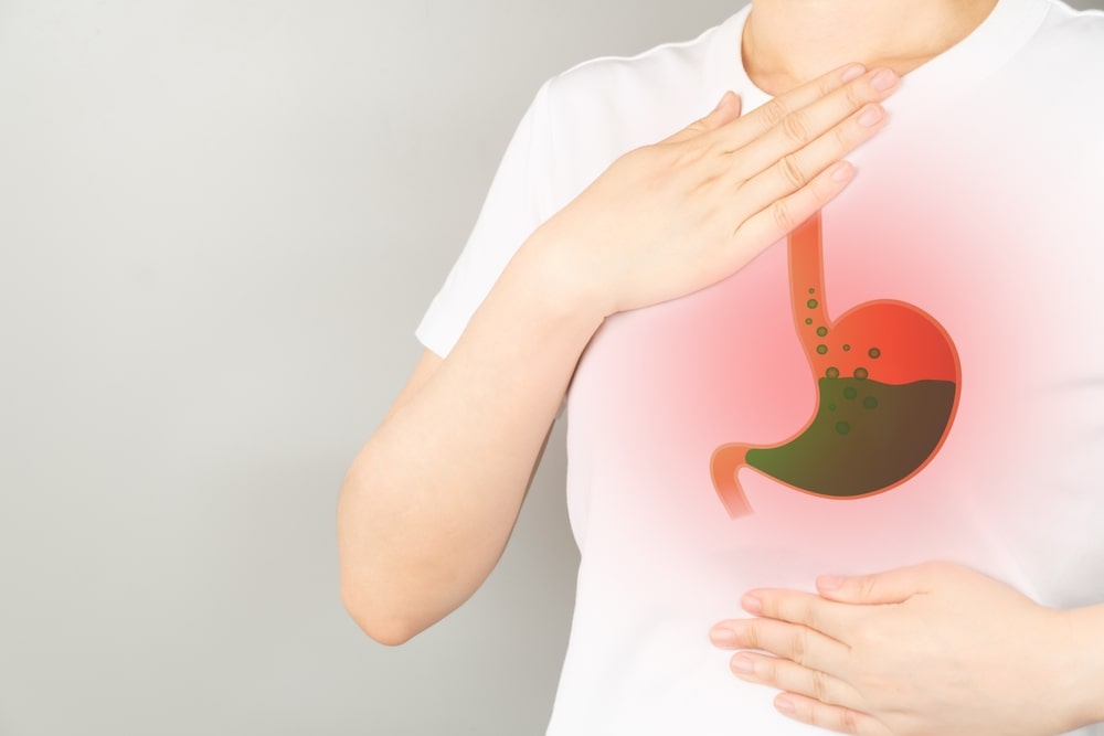 Concept représentant le reflux gastrique chez une femme