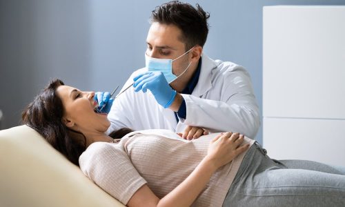 Une femme à son rendez-vous dentaire durant sa grossesse