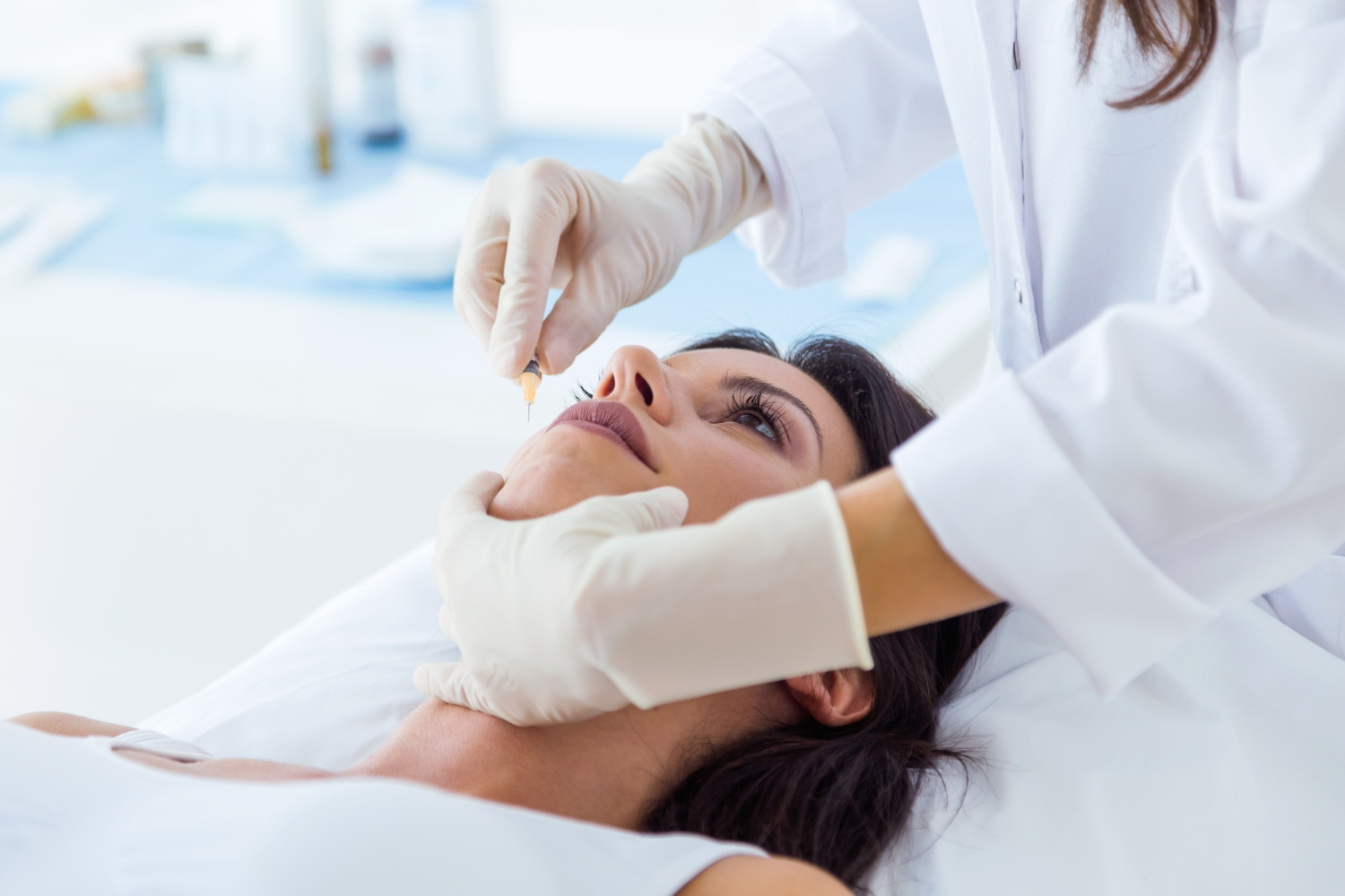 Une femme reçoit des injections de Botox à sa clinique dentaire