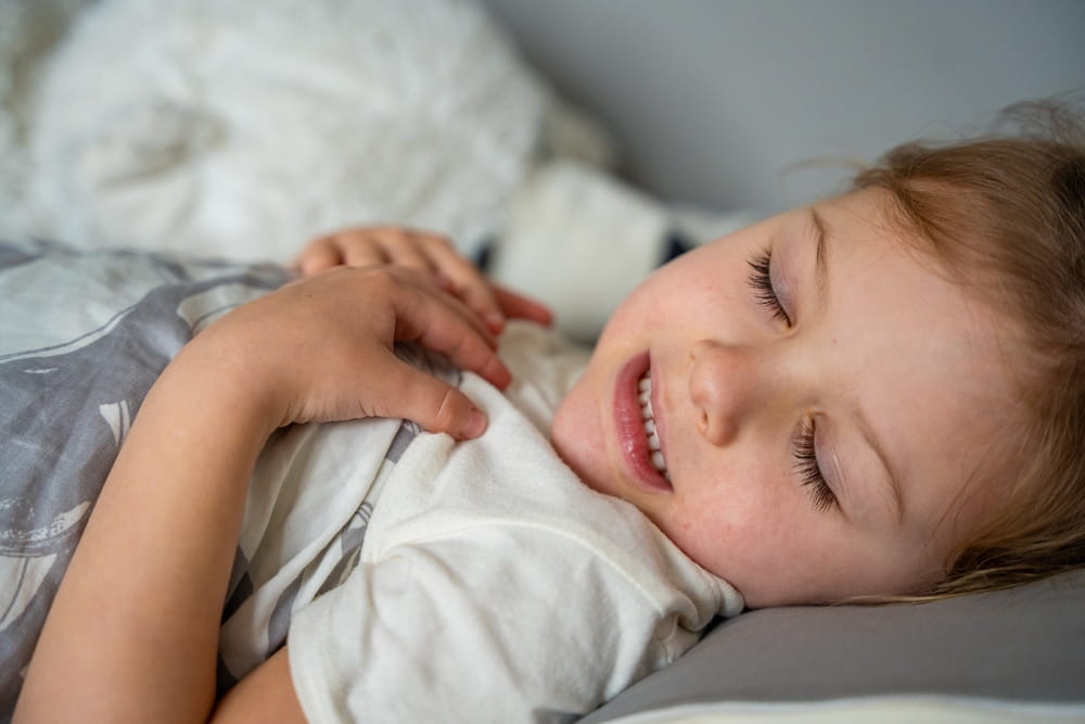 Une jeune fille présente un bruxisme pendant qu'elle dort