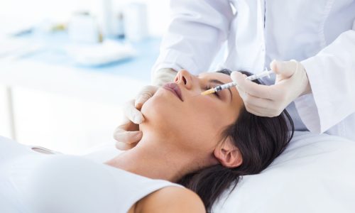 Une femme reçoit des injections de Botox chez le dentiste