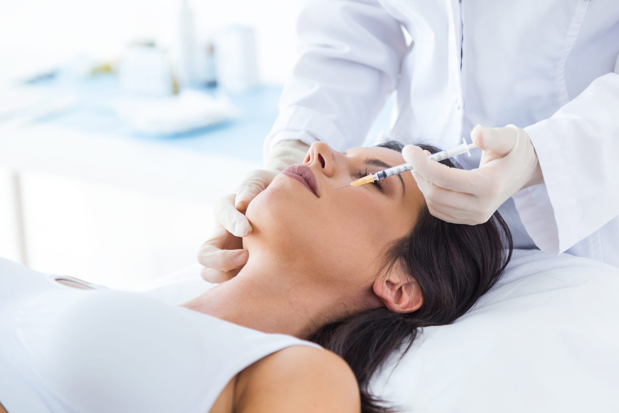 Une femme reçoit des injections de Botox chez le dentiste